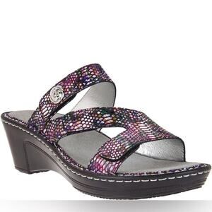 Alegria Loti Wedge Sandal In Metallic Purple Snakeskin Size 8/38.